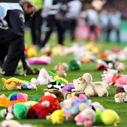 成千上万个娃娃被扔到球场中间，我却心动了